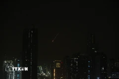 Vệt sáng sau khi hệ thống phòng không của Các tiểu vương quốc Arab thống nhất (UAE) đánh chặn tên lửa của Iran trên bầu trời thành phố Dubai. (Ảnh: THX/TTXVN)