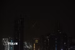 Vệt sáng sau khi hệ thống phòng không của Các tiểu vương quốc Arab thống nhất (UAE) đánh chặn tên lửa của Iran trên bầu trời thành phố Dubai. (Ảnh: THX/TTXVN)
