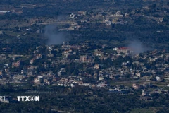 Khói bốc sau các cuộc không kích của Israel xuống miền Nam Liban ngày 8/3. (Ảnh: THX/TTXVN)