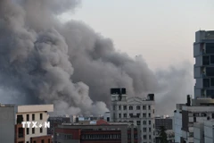 Khói bốc lên sau cuộc không kích tại Tehran, Iran. (Ảnh: THX/TTXVN)