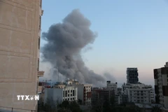 Khói bốc lên sau một vụ nổ ở Tehran, Iran. (Ảnh: THX/TTXVN)