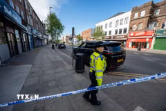 Cảnh sát phong tỏa hiện trường vụ đâm dao tại London, Anh ngày 29/4. (Ảnh: THX/TTXVN)