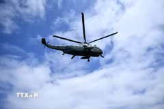Trực thăng Marine One chở Tổng thống Donald Trump bay trên bầu trời Baltimore, Maryland, Mỹ, ngày 25/5/2020. (Ảnh: AFP/TTXVN)