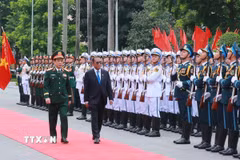 Phó Thủ tướng, Bộ trưởng Quốc phòng Phan Văn Giang và Bộ trưởng Quốc phòng Malaysia Dato Seri Mohamed Khaled Bin Nordin duyệt Đội danh dự Quân đội nhân dân Việt Nam. (Ảnh: Trọng Đức/TTXVN)