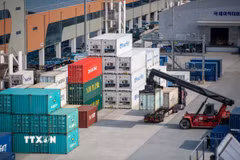 Container hàng hóa được xếp tại cảng ở Busan, Hàn Quốc. (Ảnh: THX/TTXVN)