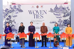 Chủ tịch Quốc hội kiêm Chủ tịch Hạ viện Thái Lan Sophon Zaram cùng các đại biểu cắt băng khai mạc triển lãm. (Ảnh: Tuấn Anh/TTXVN)