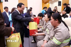 Đại tướng Trịnh Văn Quyết tặng quà Tết cho công nhân lao động phường Minh Xuân, tỉnh Tuyên Quang. (Ảnh: Quang Cường/TTXVN)