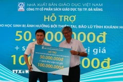 Nhà xuất bản Giáo dục Việt Nam trao tặng sách cho học sinh vùng lũ tại Khánh Hòa. (Ảnh Phan Sáu/TTXVN)