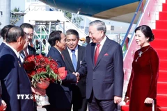 Lễ đón Tổng Bí thư Tô Lâm cùng Phu nhân tại sân bay quốc tế Wattay. (Ảnh: Thống Nhất/TTXVN)