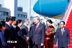 Lễ đón Tổng Bí thư Tô Lâm cùng Phu nhân tại sân bay quốc tế Wattay. (Ảnh: Thống Nhất/TTXVN)