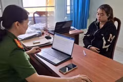 Nguyễn Thị Huỳnh Tuyền tại cơ quan công an. (Ảnh: Công an cung cấp)