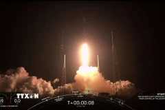 Hình ảnh trích từ video cho thấy tên lửa đẩy Falcon 9 mang theo 60 vệ tinh Starlink của SpaceX rời bệ phóng tại Trạm không quân Mũi Canaveral, bang Florida (Mỹ). (Ảnh: AP/TTXVN)