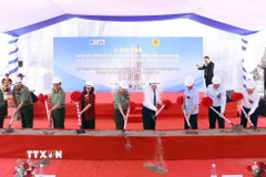 Các đại biểu thực hiện nghi thức khởi công xây dựng nhà ở cho lực lượng Công an nhân dân tại phường Khương Đình, thành phố Hà Nội. (Ảnh: Phạm Kiên/TTXVN)