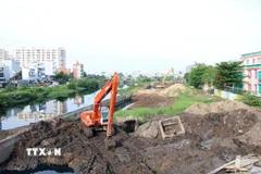 Ghi nhận tại một số khu vực của dự án, công trường khá vắng với chỉ 1 vài thiết bị thi công. (Ảnh: Tiến Lực/TTXVN)