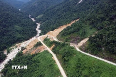 Cung đèo xảy ra vụ sạt lở thảm khốc làm 6 người thiệt mạng trong đêm 16/11, làm toàn bộ đèo Khánh Lê tê liệt trong hơn 1 tháng qua. (Ảnh: TTXVN phát)