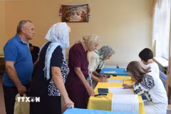Cử tri Ukraine bỏ phiếu trong cuộc bầu cử Quốc hội trước thời hạn năm 2019. (Ảnh: AFP/TTXVN)