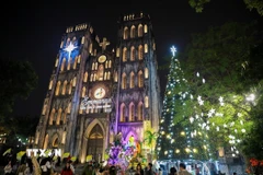 Khu vực Nhà thờ lớn (phường Hoàn Kiếm, Hà Nội) được trang hoàng, chuẩn bị đón lễ Giáng sinh 2025. (Ảnh: Khánh Hòa/TTXVN)