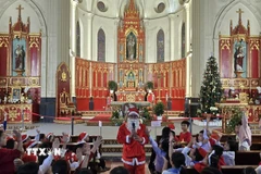 Không khí Giáng sinh bên trong Nhà thờ chính tòa Hải Phòng. (Ảnh: Minh Thu/TTXVN)