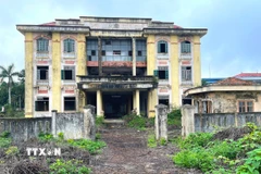 Trụ sở Tòa án Nhân dân thành phố Đông Hà (Quảng Trị) bị bỏ hoang giữa khu "đất vàng" đường Điện Biên Phủ giao với Hùng Vương. (Ảnh: Thanh Thủy/TTXVN)