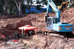 Công tác khai quật tìm kiếm, quy tập hài cốt liệt sỹ tại Công viên Lê Thị Riêng được triển khai quyết liệt. (Ảnh: Xuân Khu/TTXVN)