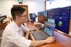 Kỹ sư Trung tâm chuyển đổi số tỉnh Khánh Hòa cập nhật các số liệu về phát triển kinh tế-xã hội. (Ảnh: Xuân Triệu/TTXVN)