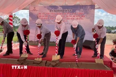 Các đại biểu thực hiện nghi thức khởi công dự án. (Ảnh: Văn Giáp/TTXVN)