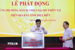 Bí thư Tỉnh ủy Điện Biên Trần Quốc Cường ủng hộ đồng bào thiệt hại do thiên tai. (Ảnh: Xuân Tư/TTXVN)