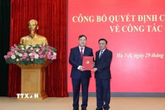 Ông Trần Cẩm Tú, Ủy viên Bộ Chính trị, Thường trực Ban Bí thư, trao Quyết định bổ nhiệm của Bộ Chính trị cho ông Phạm Gia Túc. (Ảnh: Phương Hoa/TTXVN)