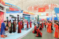 Người dân thưởng thức nét văn hóa nghệ thuật của tỉnh Bắc Ninh tại Triển lãm “80 năm Hành trình Độc lập - Tự do - Hạnh phúc.” (Ảnh: An Đăng/TTXVN)