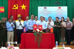 Lãnh đạo 2 tỉnh Tây Ninh-Prey Veng ký kết Biên bản họp song phương, thống nhất phương án chuẩn bị Lễ khai trương cặp cửa khẩu quốc tế Tân Nam-Meun Chey. (Ảnh: Minh Phú/TTXVN)