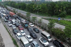 Ùn tắc cục bộ xảy ra tại điểm cuối cao tốc Pháp Vân-Cầu Giẽ do lượng xe tăng vọt hướng vào nội đô. (Ảnh: Quốc Khánh/TTXVN)