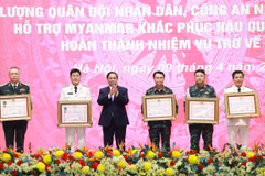 Thủ tướng Phạm Minh Chính trao Huân chương Bảo vệ Tổ quốc cho các tập thể, cá nhân có thành tích trong hỗ trợ Myanmar khắc phục hậu quả động đất. (Ảnh: Dương Giang/TTXVN)
