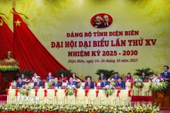 Đoàn Chủ tịch điều hành Đại hội đại biểu Đảng bộ tỉnh Điện Biên lần thứ XV, nhiệm kỳ 2025-2030. (Ảnh: Xuân Tư/TTXVN)