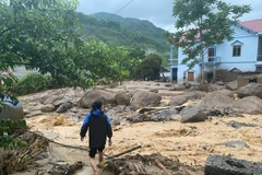 Người dân vẫn đang đi tìm những người nghi mất tích theo dòng nước lũ. (Nguồn: Báo Bắc Kạn)