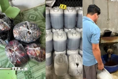 Hiện trường nơi các đối tượng sản xuất, chế biến cà phê bột giả. (Ảnh: TTXVN phát)