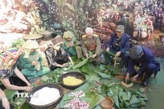 Các cựu chiến binh Điện Biên cùng cán bộ, chiến sỹ trẻ tham gia gói bánh, tái hiện sinh hoạt Tết của bộ đội giữa núi rừng Tây Bắc. (Ảnh: Xuân Tư/TTXVN)