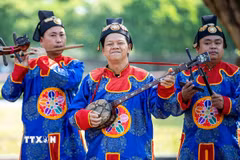 Đối với các nghệ sỹ của Nhà hát Nghệ thuật truyền thống Cung đình Huế, việc đưa Nhã nhạc đến gần hơn với công chúng không chỉ là công việc, mà còn là niềm vui và động lực để gắn bó với loại hình âm nhạc đặc biệt này. (Ảnh: Vân Chi/TTXVN phát)