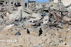 Những tòa nhà bị phá hủy trong các cuộc không kích của Israel xuống thành phố Rafah, phía Nam Dải Gaza. (Ảnh: THX/TTXVN)