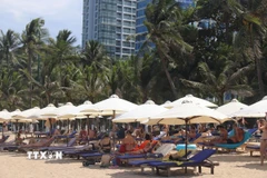 Du khách Nga tại bãi biển Nha Trang. (Ảnh: Phan Sáu/TTXVN)