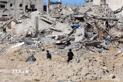 Những tòa nhà bị phá hủy trong các cuộc không kích của Israel xuống thành phố Rafah, phía Nam Dải Gaza. (Ảnh: THX/TTXVN)