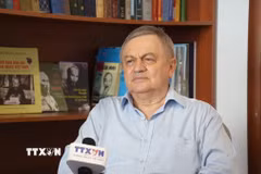 Tiến sỹ Anatoly Sokolov, Viện nghiên cứu phương Đông, Viện Hàn lâm Khoa học Nga, trả lời phóng viên TTXVN. (Ảnh: Trần Hải/TTXVN)