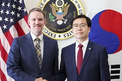 Trưởng đoàn đàm phán thương mại thuộc Bộ Công nghiệp, Thương mại và Năng lượng Hàn Quốc Yeo Han Koo và Đại diện Thương mại Mỹ Jamieson Greer tại thủ đô Washington. (Nguồn: Yonhap)