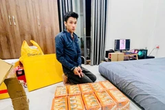 Đối tượng vận chuyển ma túy bằng hình thức đóng gói ma túy cần sa trong các thùng bánh kẹo. (Ảnh: Công an cung cấp)