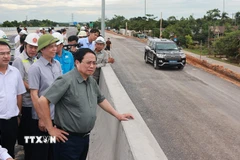 Thủ tướng Phạm Minh Chính kiểm tra thi công Dự án đầu tư xây dựng cao tốc Bắc-Nam phía Đông đoạn Vạn Ninh-Cam Lộ. (Ảnh: Dương Giang/TTXVN)