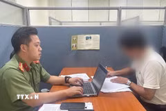 Trường hợp vi phạm bị Phòng An ninh mạng và phòng, chống tội phạm sử dụng công nghệ cao lập hồ sơ xử phạt. (Ảnh: TTXVN phát)