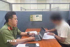 Trường hợp vi phạm bị Phòng An ninh mạng và phòng, chống tội phạm sử dụng công nghệ cao lập hồ sơ xử phạt. (Ảnh: TTXVN phát)
