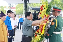 Thủ tướng Phạm Minh Chính dâng hoa tưởng niệm các Anh hùng liệt sỹ tại Nghĩa trang liệt sỹ Quốc gia Đường 9. (Ảnh: Dương Giang/TTXVN)