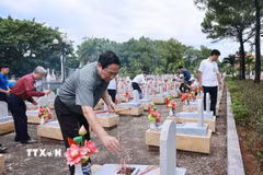 Thủ tướng Phạm Minh Chính thắp hương trên phần mộ liệt sỹ tại Nghĩa trang liệt sỹ Quốc gia Đường 9. (Ảnh: Dương Giang/TTXVN)