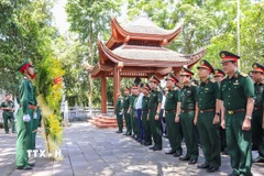 Bộ trưởng Bộ Quốc phòng Phan Văn Giang dâng hương tại tỉnh Thái Nguyên