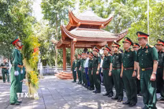 Bộ trưởng Bộ Quốc phòng Phan Văn Giang dâng hương tại tỉnh Thái Nguyên
